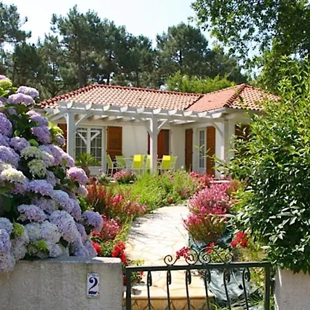 Wonderfully Landscaped Garden And House Lacanau