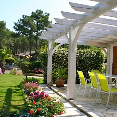 Wonderfully Landscaped Garden And House Lacanau